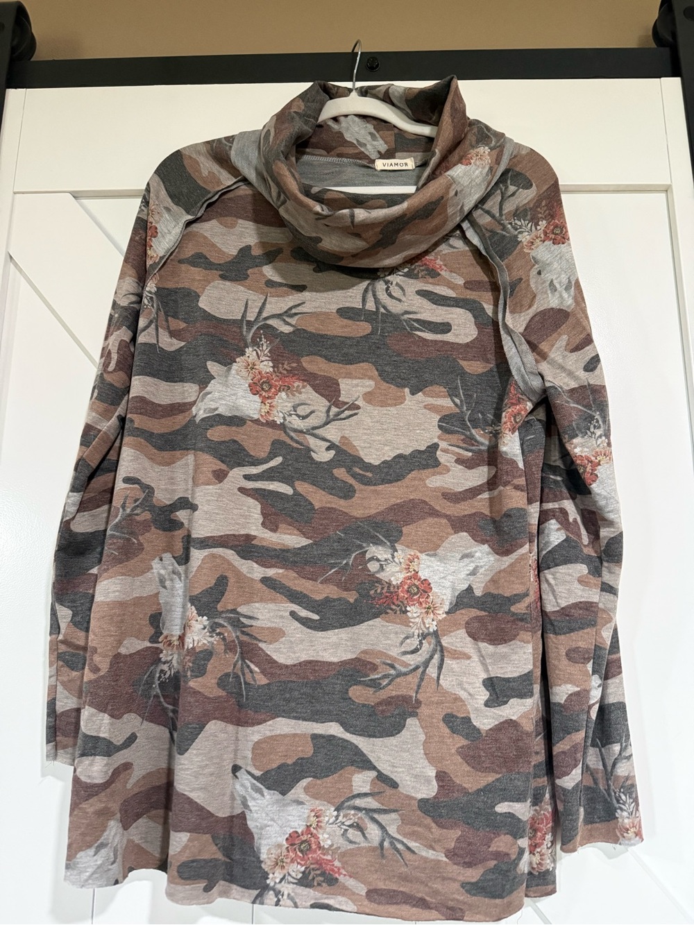VIA MOCHI Women's Brown Camo Floral Cowl Neck Top